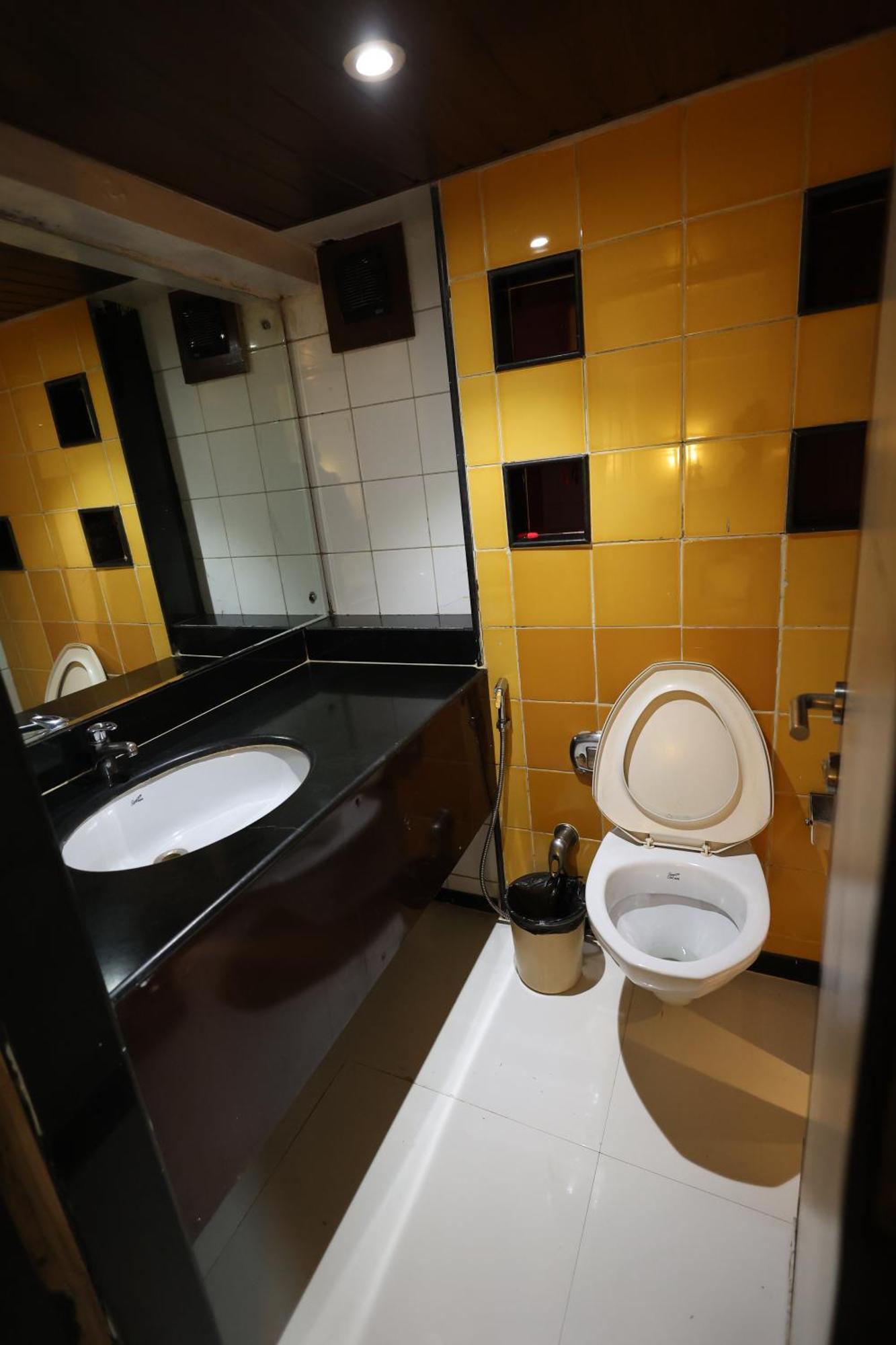 Quaint Suites Hotel & Banquet Мумбаи Экстерьер фото