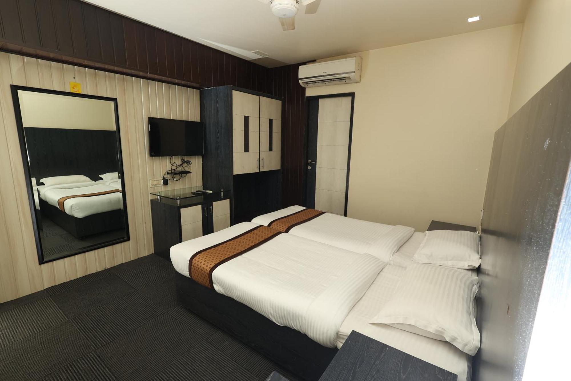 Quaint Suites Hotel & Banquet Мумбаи Экстерьер фото