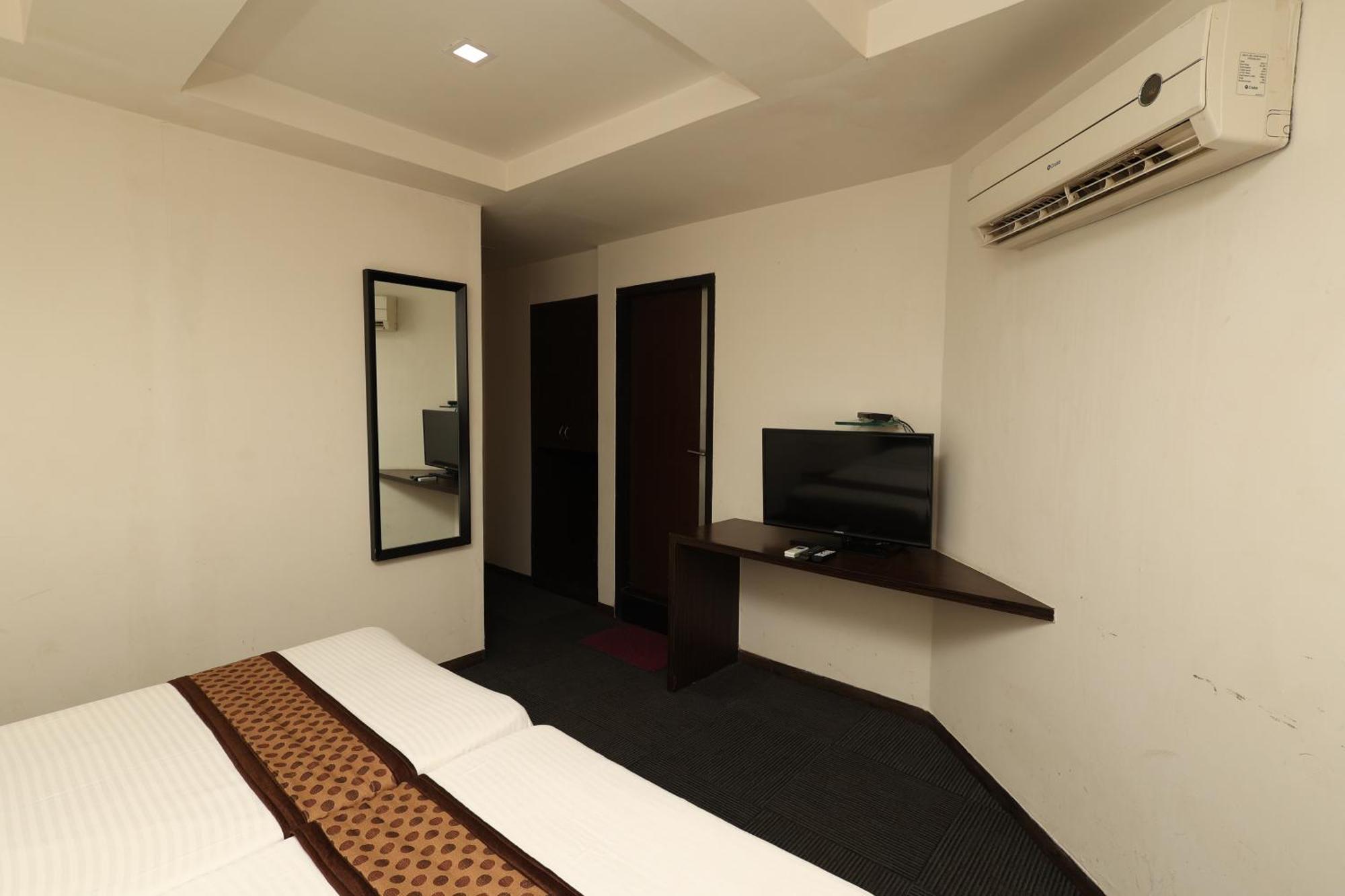 Quaint Suites Hotel & Banquet Мумбаи Экстерьер фото