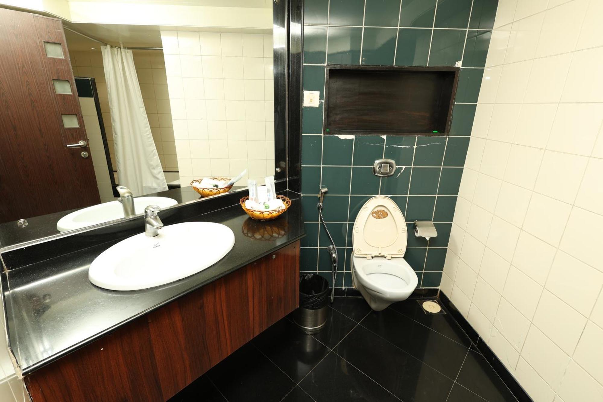 Quaint Suites Hotel & Banquet Мумбаи Экстерьер фото