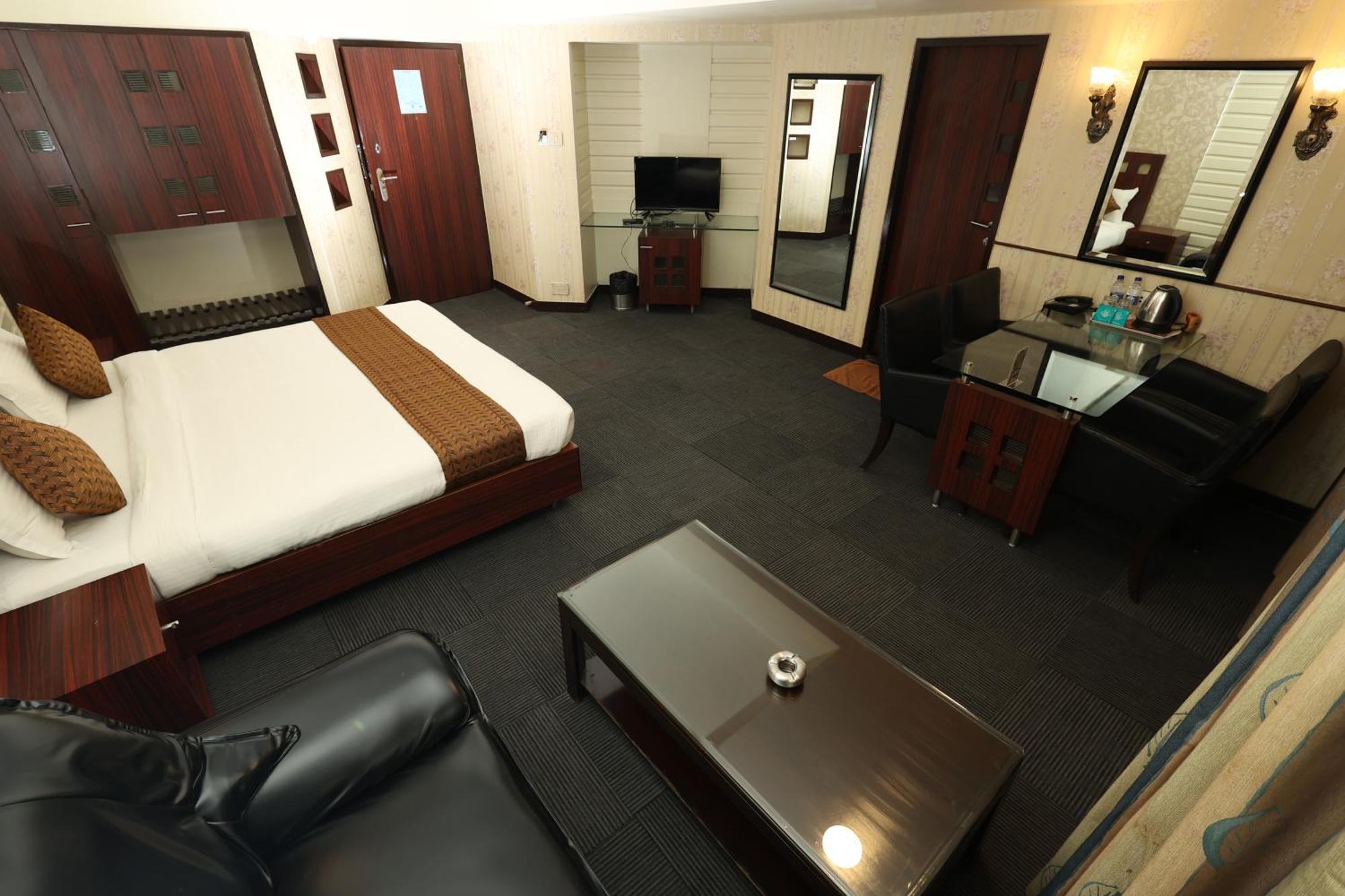 Quaint Suites Hotel & Banquet Мумбаи Экстерьер фото