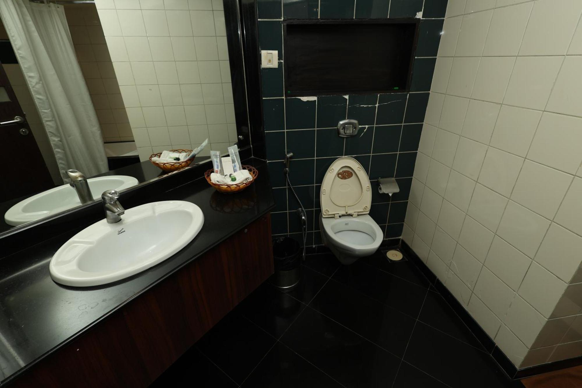 Quaint Suites Hotel & Banquet Мумбаи Экстерьер фото