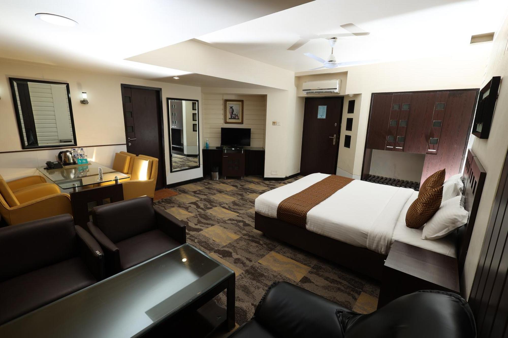 Quaint Suites Hotel & Banquet Мумбаи Экстерьер фото