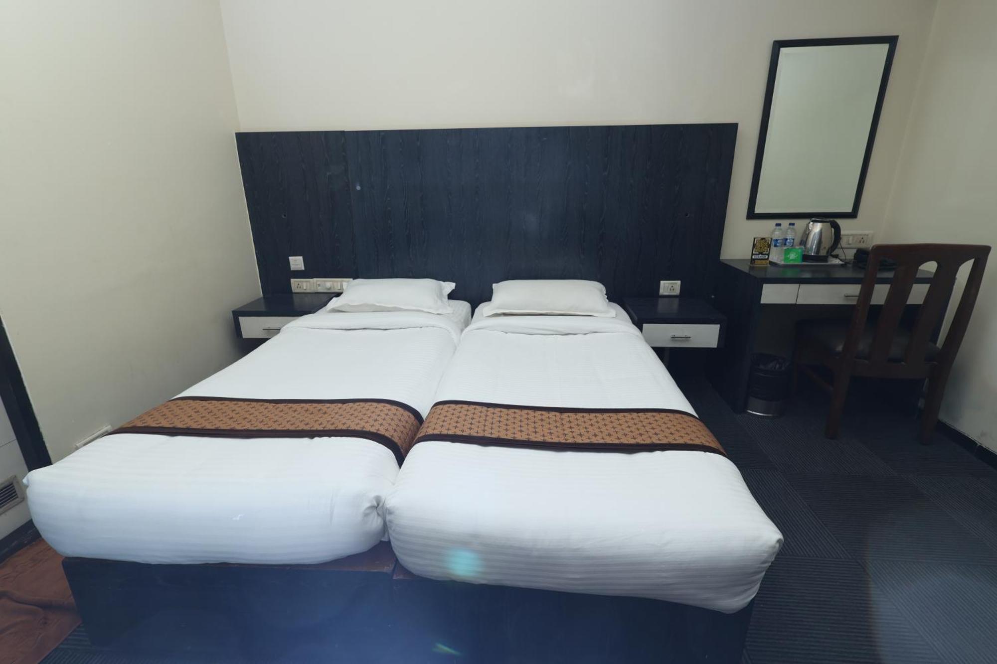 Quaint Suites Hotel & Banquet Мумбаи Экстерьер фото