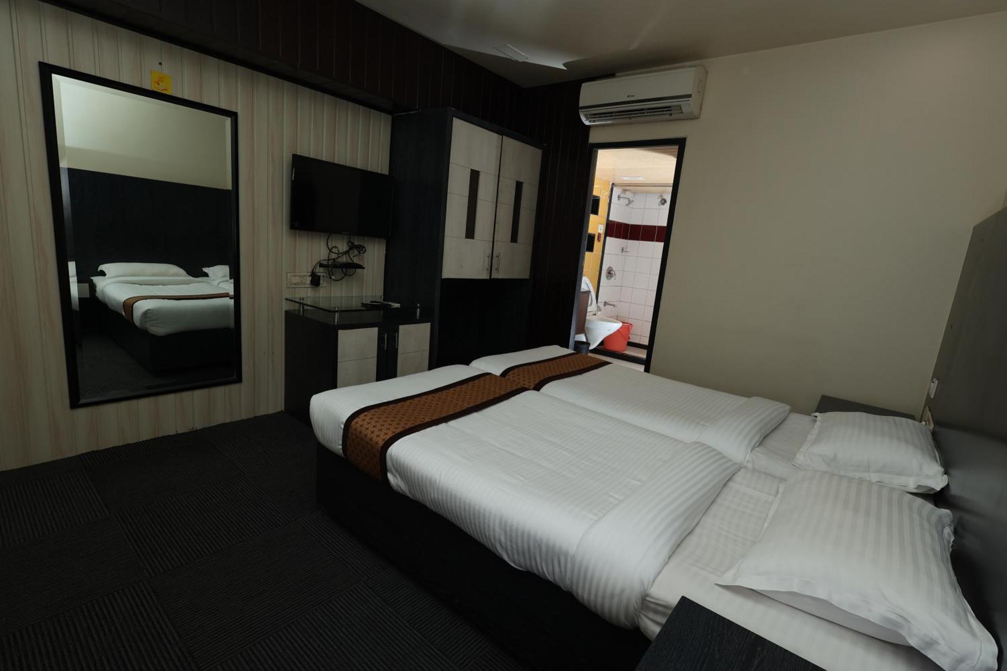 Quaint Suites Hotel & Banquet Мумбаи Экстерьер фото