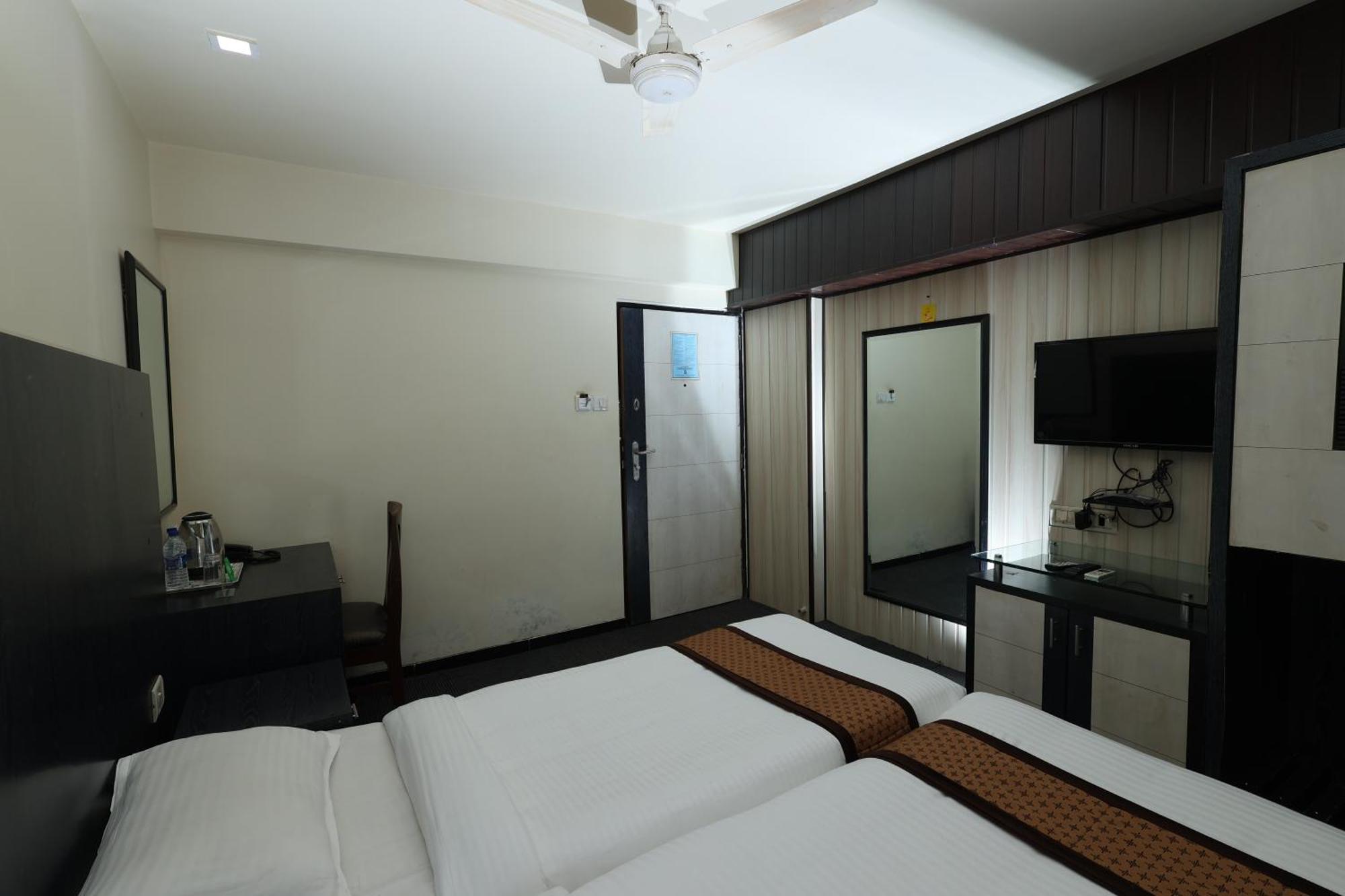 Quaint Suites Hotel & Banquet Мумбаи Экстерьер фото