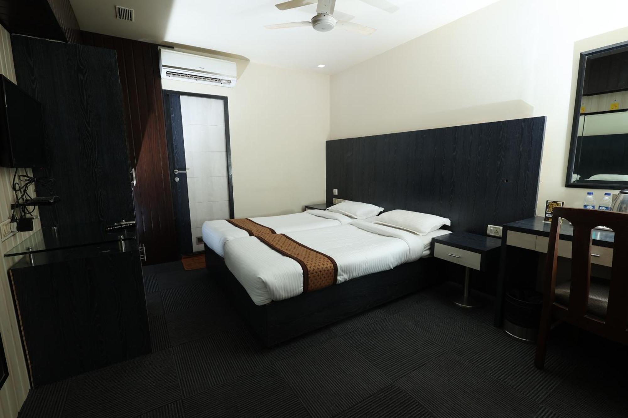 Quaint Suites Hotel & Banquet Мумбаи Экстерьер фото