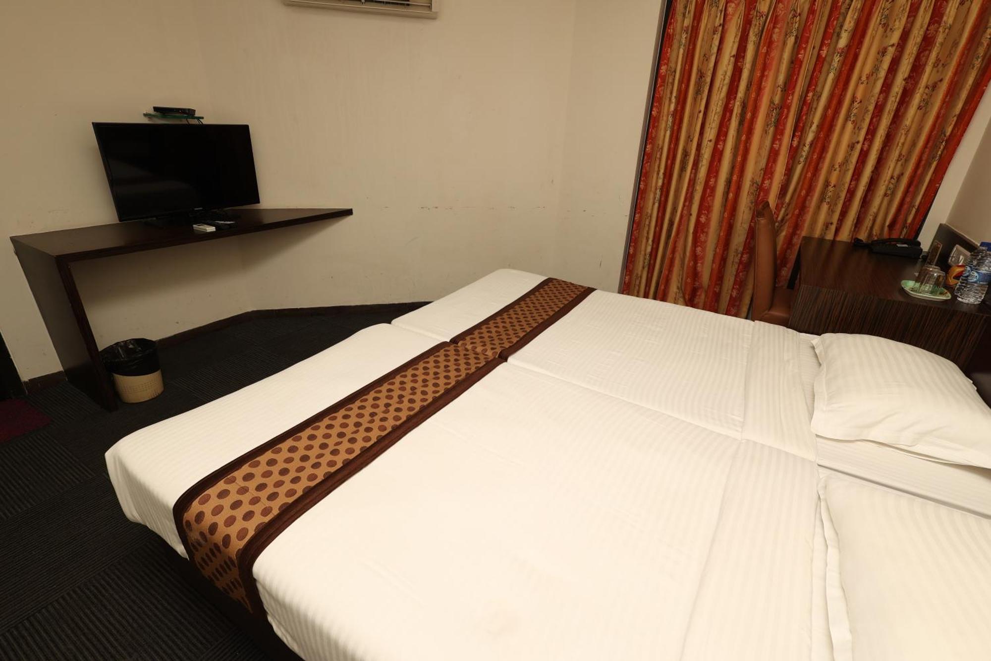 Quaint Suites Hotel & Banquet Мумбаи Экстерьер фото