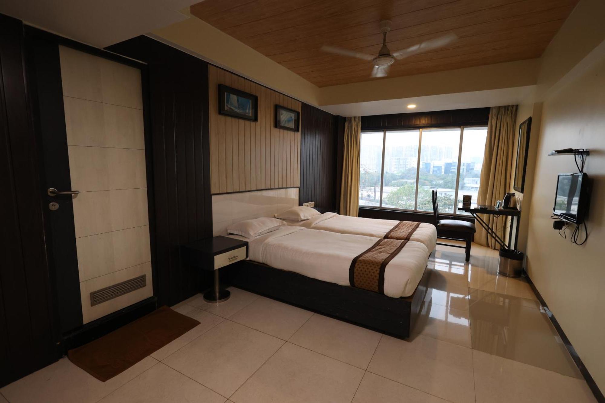 Quaint Suites Hotel & Banquet Мумбаи Экстерьер фото